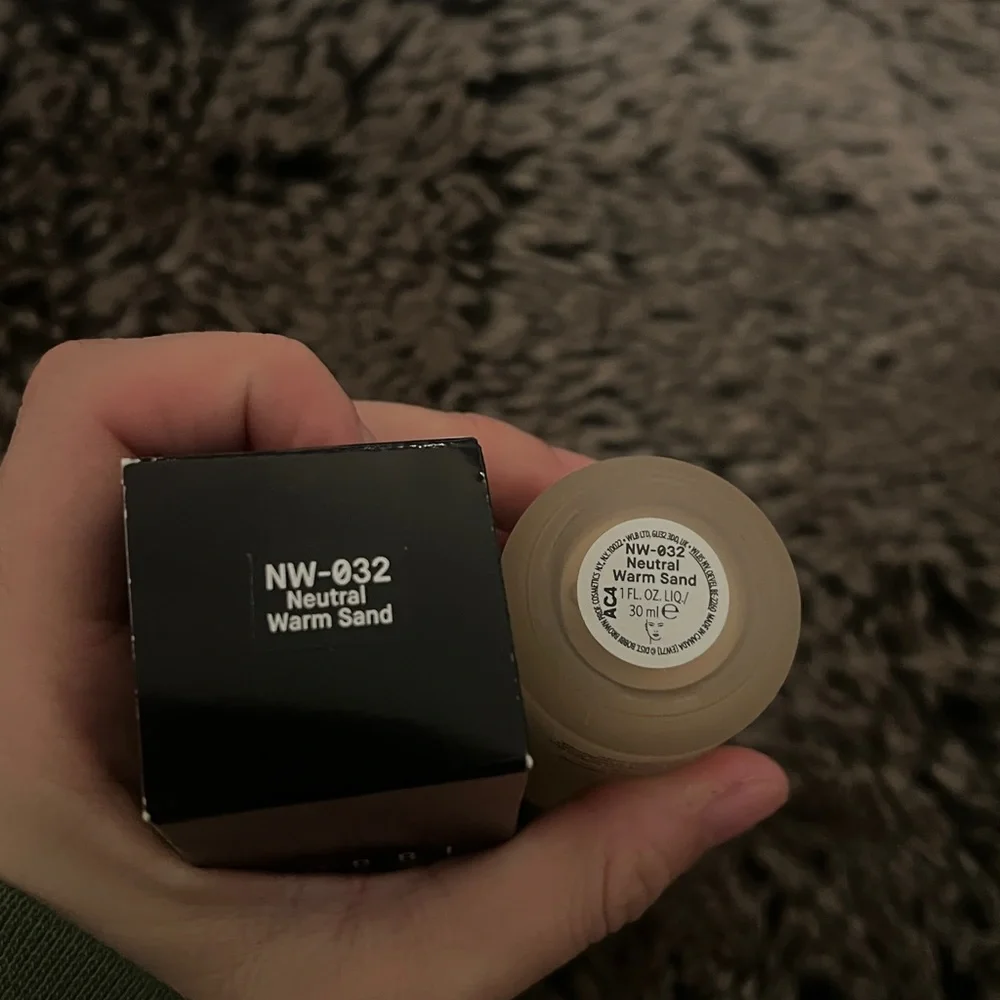 Bobbi Brown Weightless Skin Oil-Controlling Foundation SPF 15 NW-032